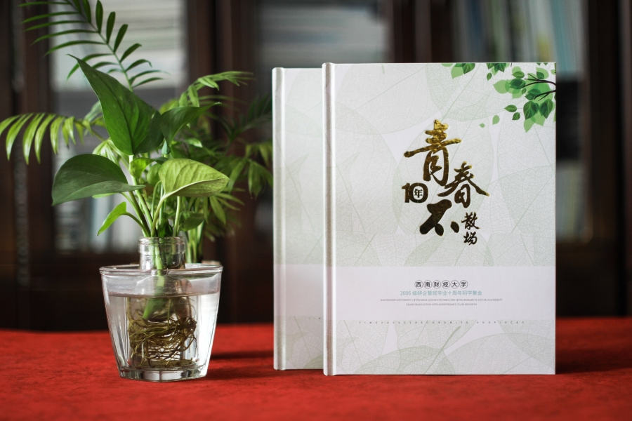 同學(xué)聚會紀念冊珍藏友情歲月 多年后的同學(xué)情依然可貴真摯